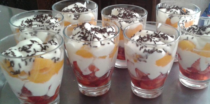 Postre mascarpone con fresas del restaurante